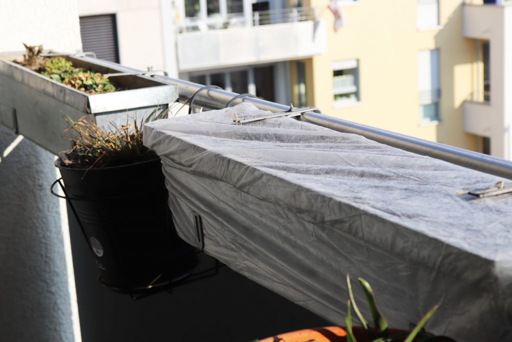 Ansaaten von einjährigen Wildblumen direkt in die Balkonkästen auf dem Wilden Meter: Vlies als Schutz vor Vogelfrass.