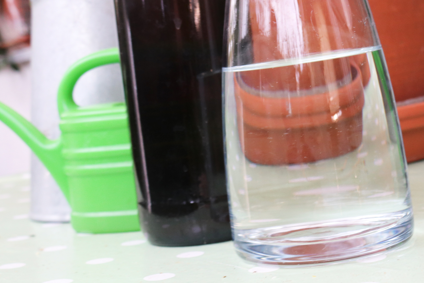 Auf dem Wilden Meter habe ich viele verschiedene Gefäße, in denen ich das Wasser vor dem Gießen stehen lasse, damit es sich erwärmen kann.