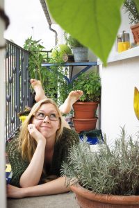 Atessa Bienhüls auf ihrem Balkon