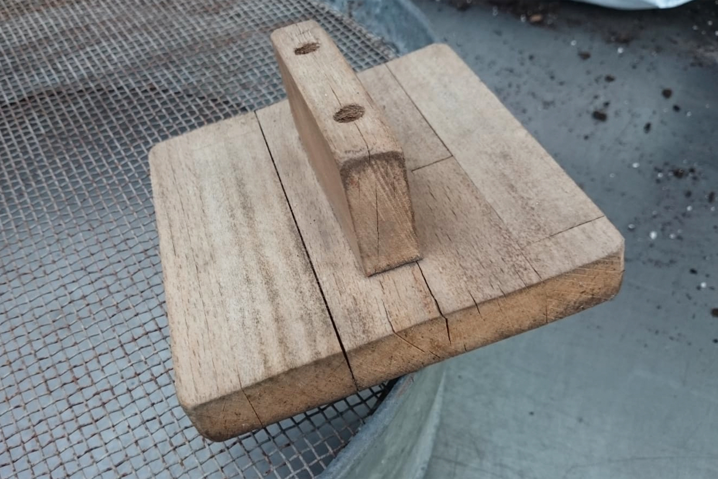 Selbstgemachter "Stempel" aus Holz der Staudengärtnerei Spatz & Frank zum Festdrücken der Ansaat. 