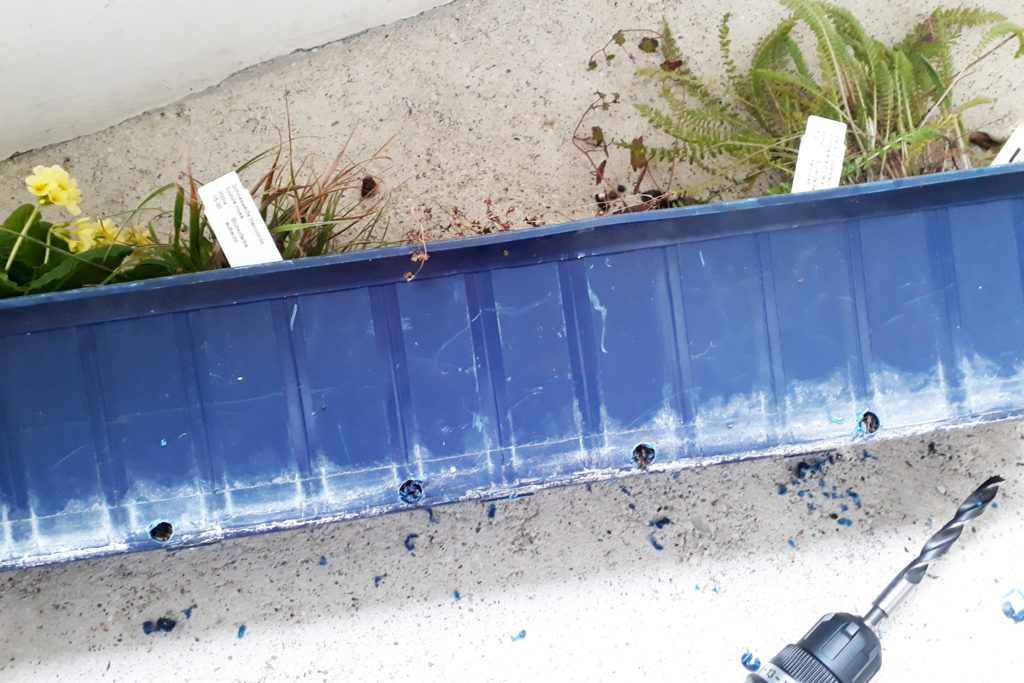 Drainagelöcher an der Seite des Balkonkastens