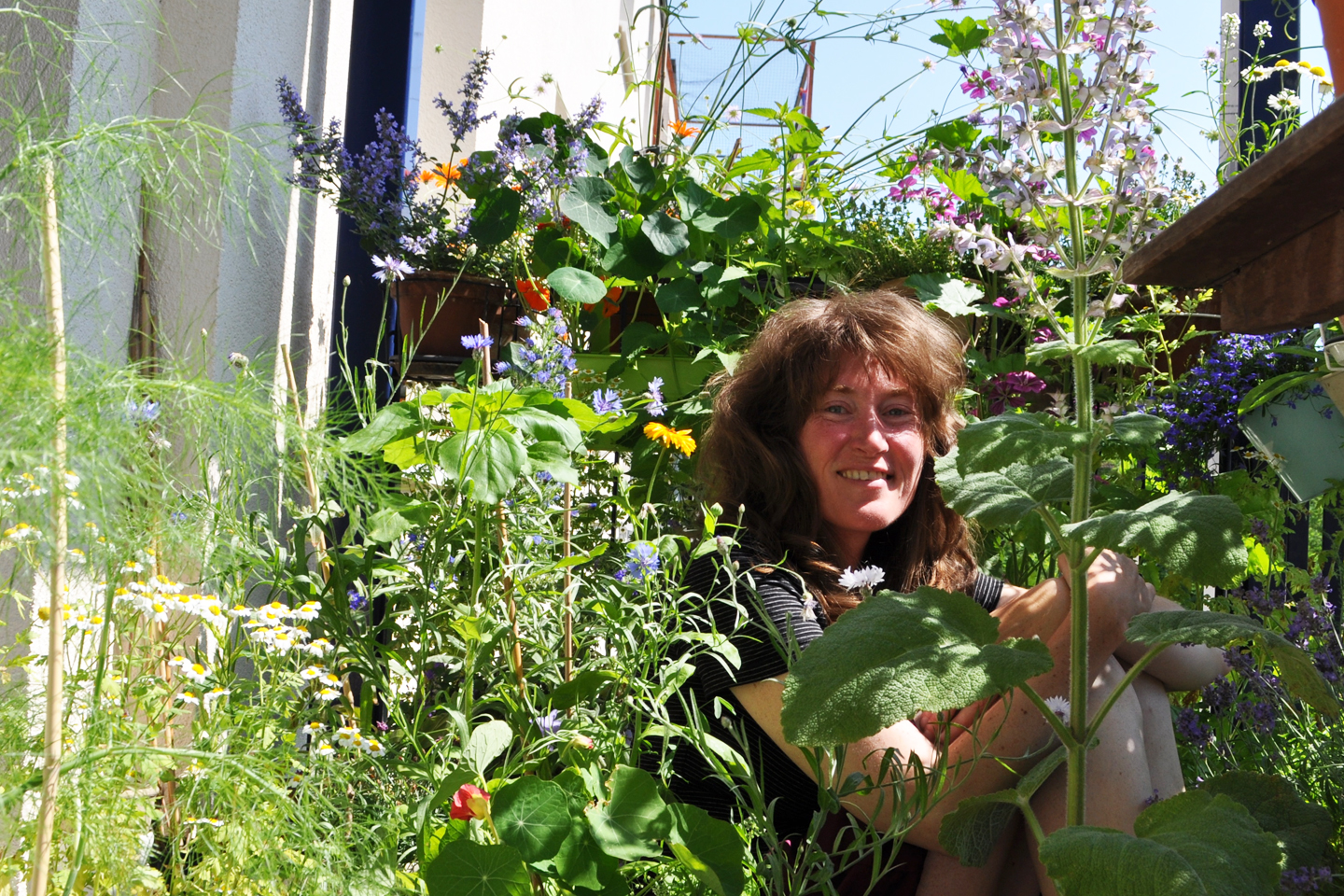 Stefanie auf ihrem Wildbienenbalkon