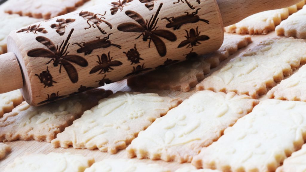 Plätzen: Teigrolle mit Insektenmuster von Pastry Made