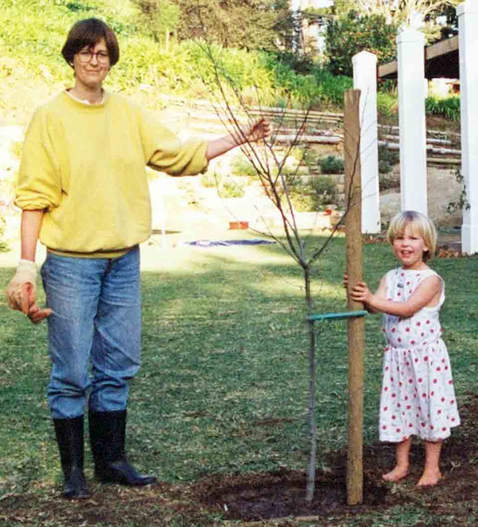 Daniela und ihre Mutter pflanzen zusammen einen Baum. Foto: 1991