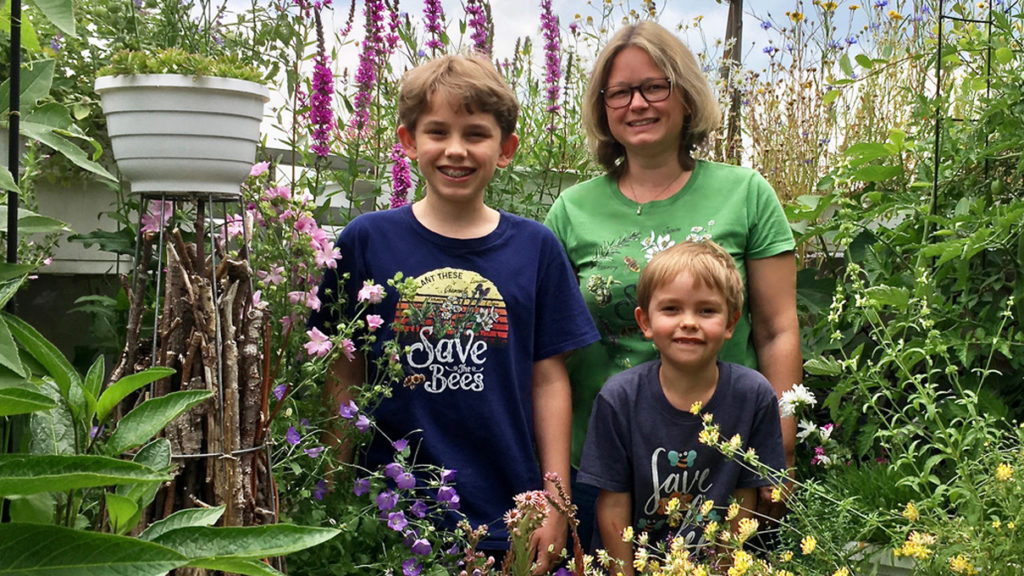 Drei fröhliche Naturgarten-Gärtner im Sommer 2021