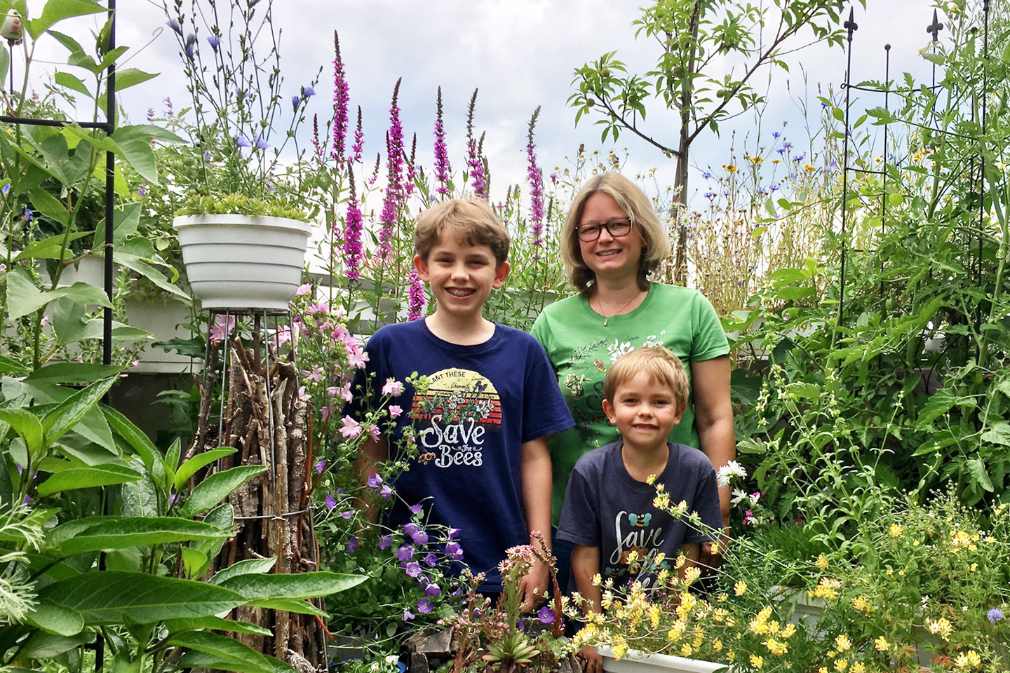 Drei fröhliche Naturgarten-Gärtner im Sommer 2021