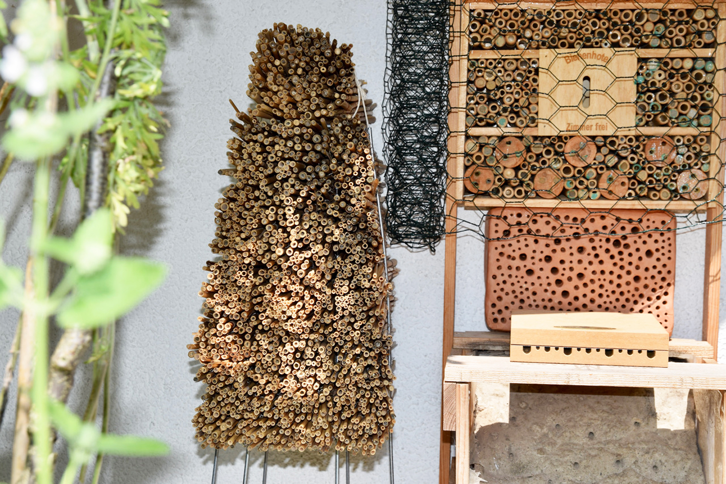 Verschiedene Nisthilfen für Wildbienen