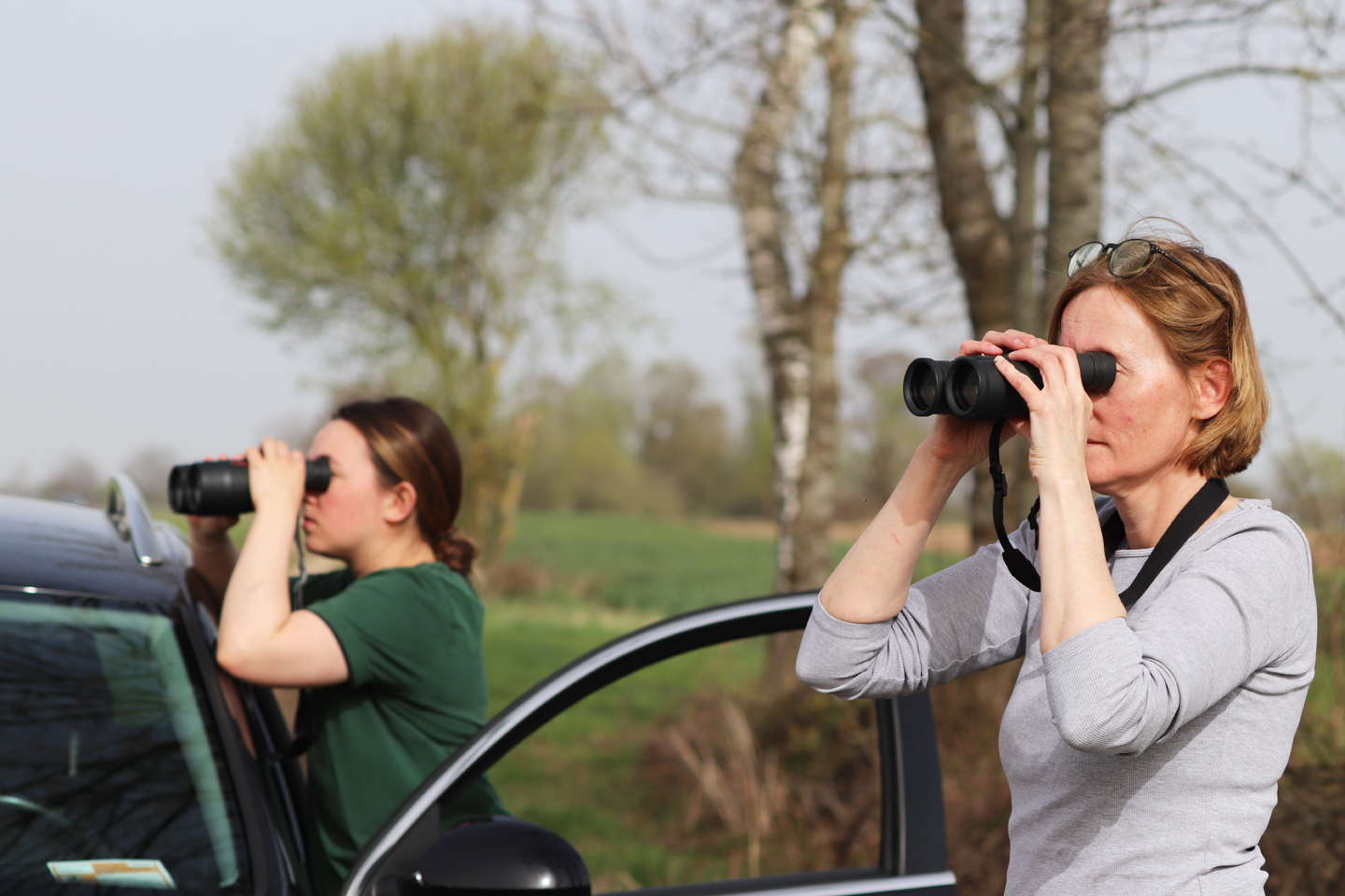 Meine Schwester und meine Nichte auf der Suche nach brütenden Kiebitzen beim Wiesenbrüter-Monitoring des LBV.