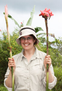Dr. A. Jane Marczewskimit Etlingera elatior bei einer Botanikreise in Sumatra im Jahr 2009